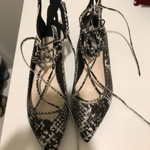 Pointed snakeskin flare shoes